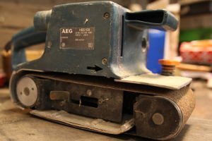 Der blaue Bandschleifer von AEG etwas älter, jedoch noch super in Form.