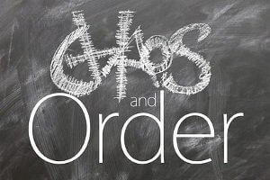 Chaos and Order stehen auf einer Tafel.