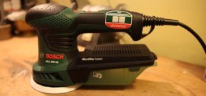 Zu sehen ist ein Exzenterschleifer PEX 300 AE in der Farben der Bosch Firma.