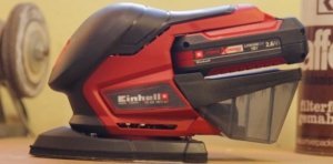 Die Schleifmaschine der Firma Einhell von der Seite. Der TE-OS 18-1 Li Solo in den Farben Schwarz und Rot.