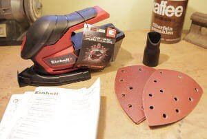 Der TE-OS 18-1 Li Multischleifer von Einhell hat als Zubehör einen Staubsaugeradapter und 6 Schleipapiere. Davon sind 3 mal P120 und 3 mal P240 vorhanden. Außerdem befindet sich eine Originalbetriebsanleitung dabei.