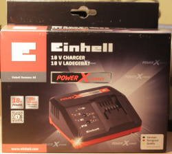 Auf eine Verpackung ist das Ladegerät für den x-Change Akku von Einhell abgebildet.