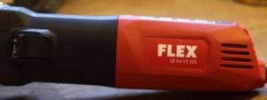 Ein Gehäuse welches sich in den Farben rot und schwarz darstellt. Der Firmennamen stht in weißen Buchstaben auf dem hinteren Teil des Produktes