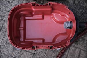 3. Umbau eines Industriestaubsaugers. Die Wanne ist leer.